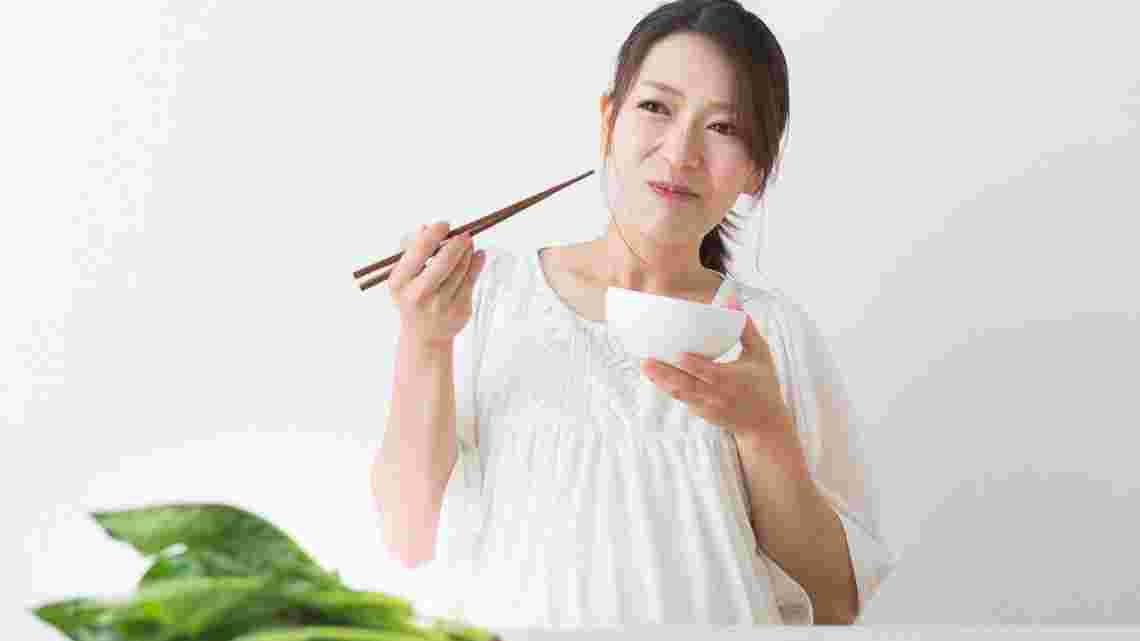 妊婦さんが食事をしている様子