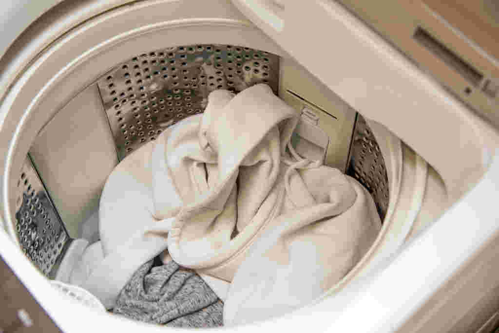 洗濯機に洗濯物が入っている様子