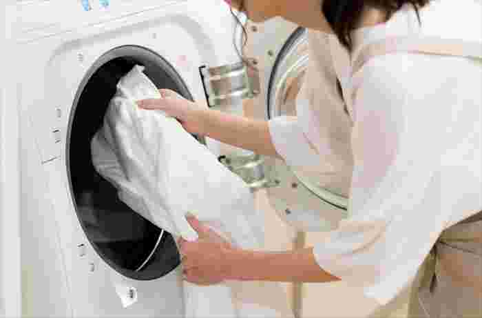 洗濯機に薄手の服を入れている様子