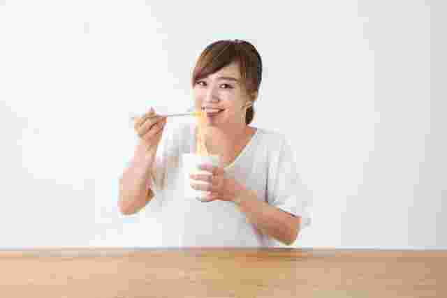 カップラーメンを食べる女性
