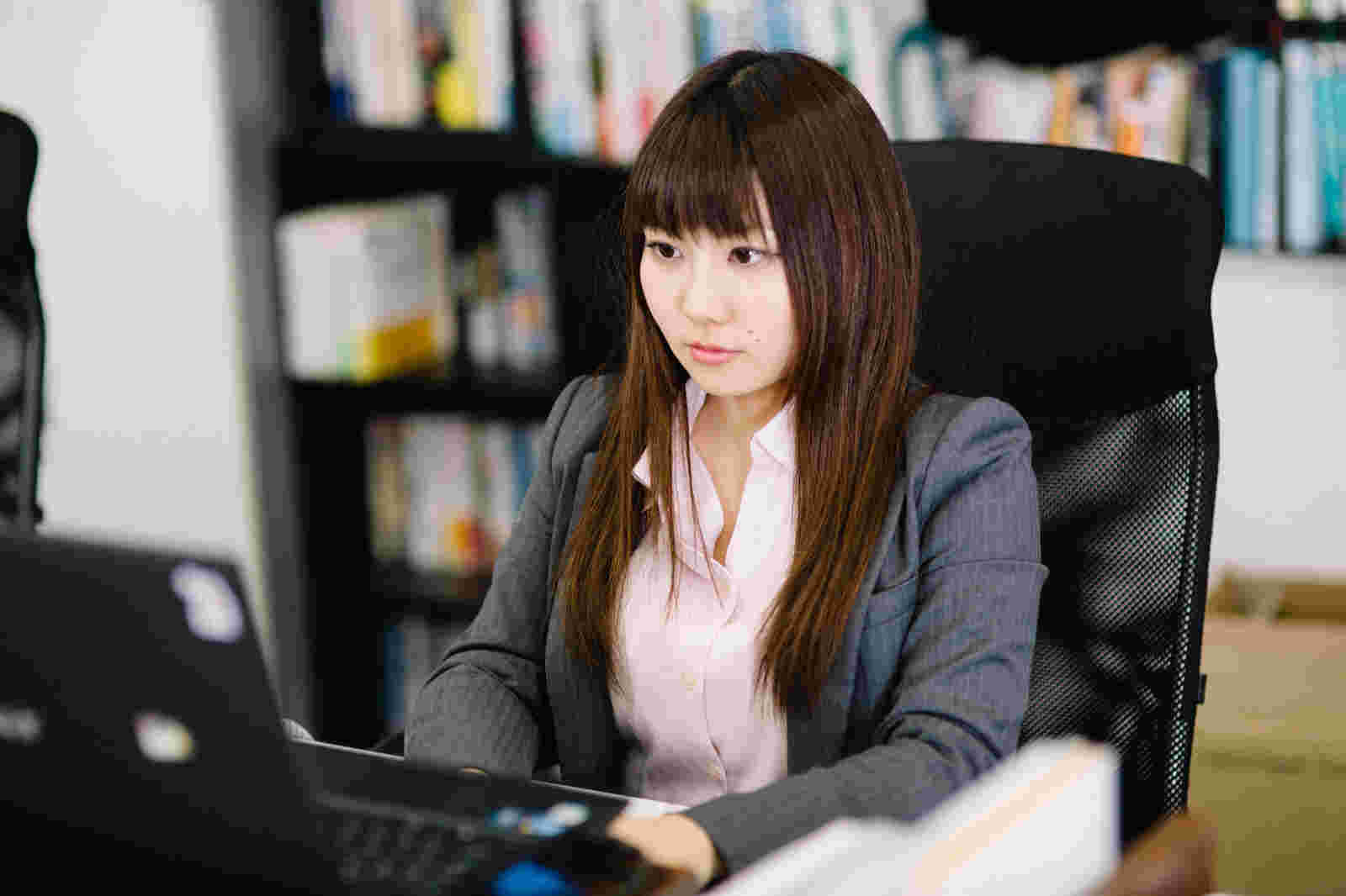 立ち仕事と比べ、カロリー消費の低いデスクワーク