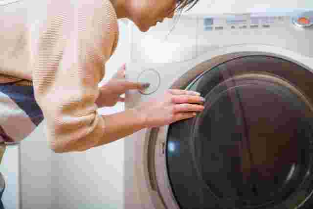 洗濯機を覗く女性