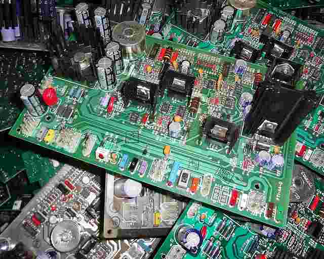 折り重なる使い古されたマザーボード