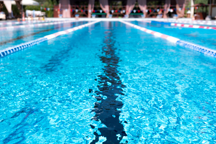 水泳に適しているプールの水面が波打っている