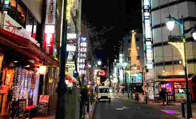 ゲイバーが立ち並ぶ新宿二丁目の街並み