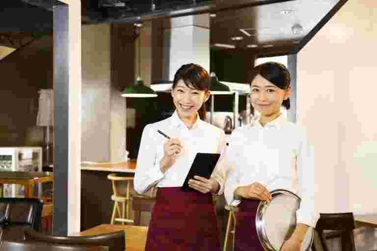 飲食店の立ち仕事をする女性二人