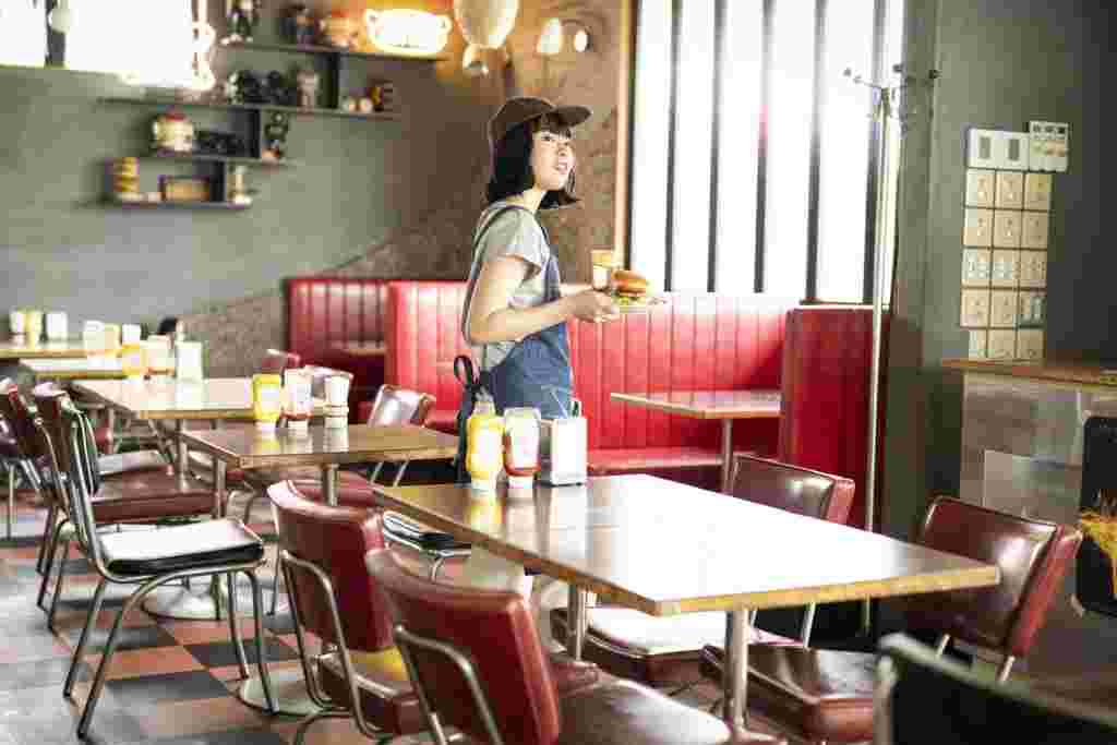 飲食店で立ち仕事をする女性
