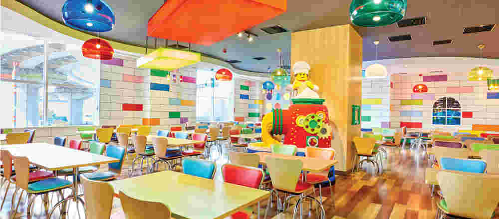 レゴランドの食事のできるレストラン内風景