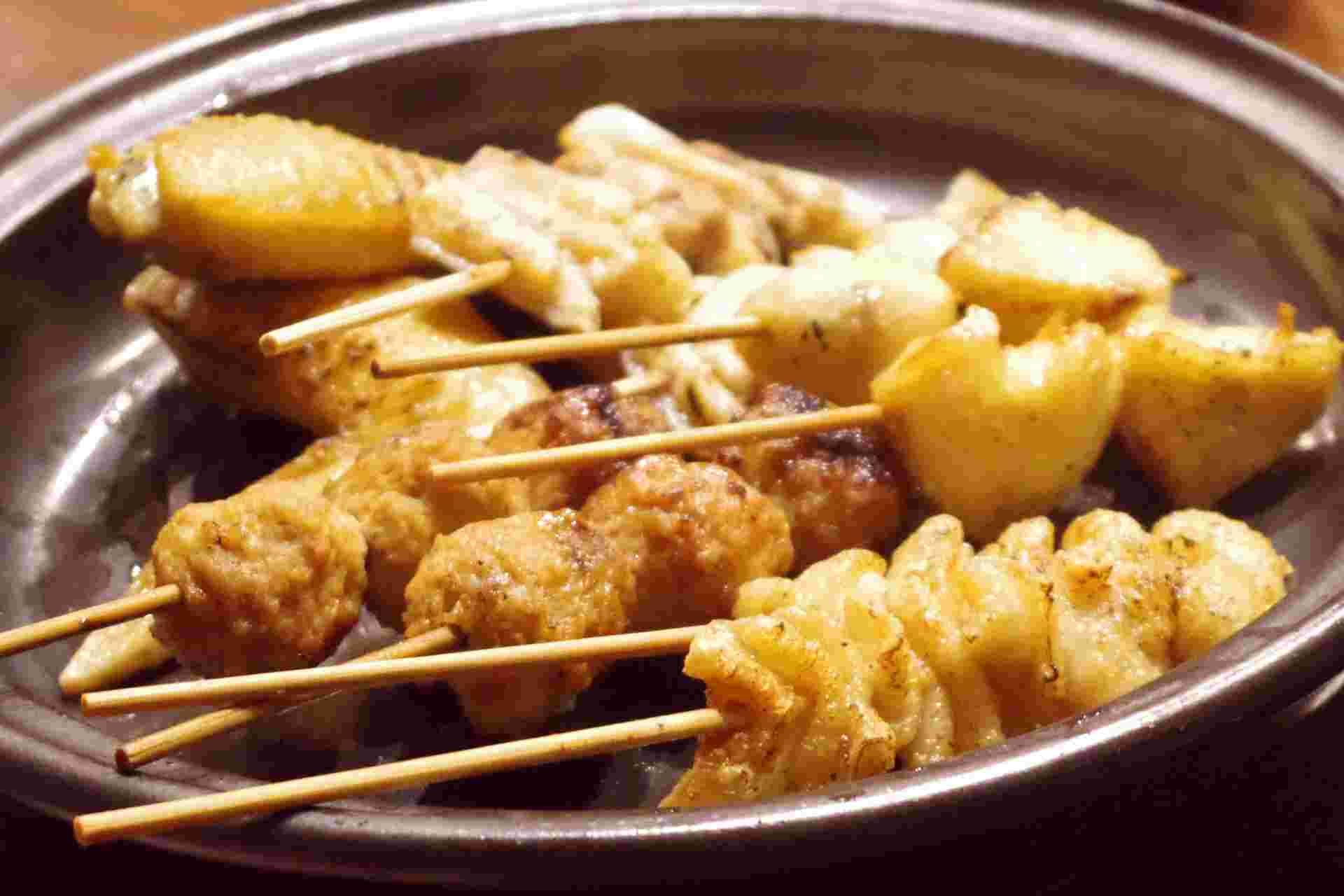 器に盛りつけられたぼんじりや皮などの焼き鳥