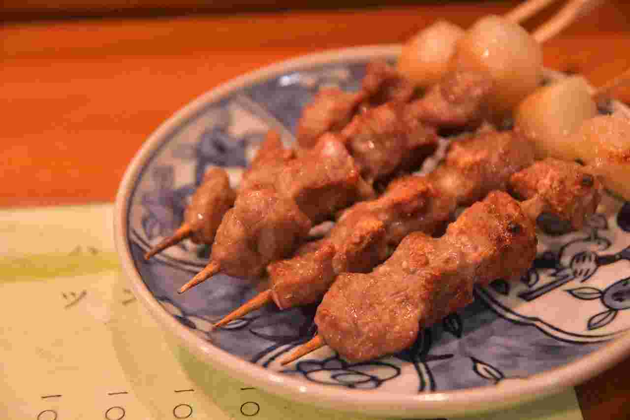 お皿に並べられた焼き鳥