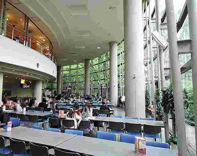 学生達が集っている大学の学食