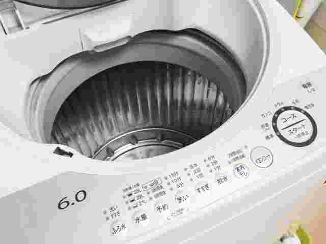 蓋が開いた縦型洗濯機