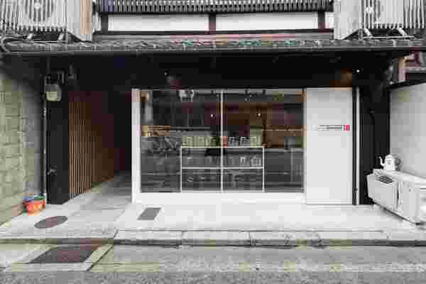 京都市内に在る人気コーヒー豆販売店「ニシナ屋珈琲 千本丸太町焙煎亭」の外観画像