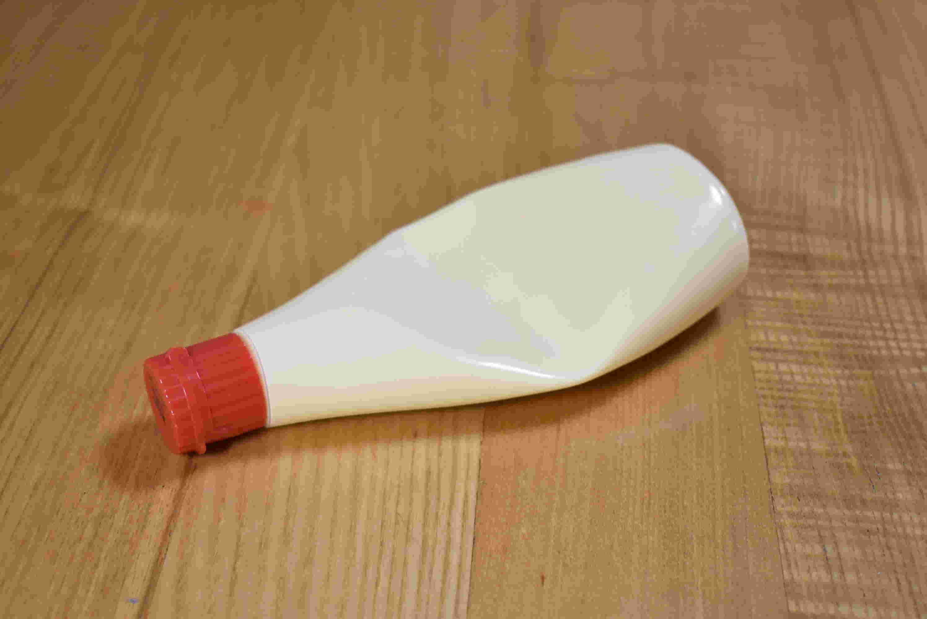 床に置かれたマヨネーズ