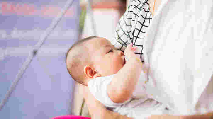母乳育児をしているお母さん