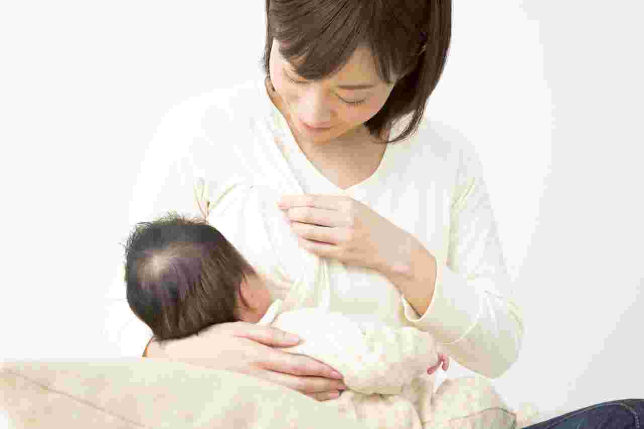 母乳を赤ちゃんに与えているお母さん