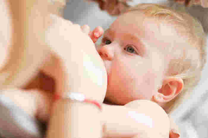 母乳を飲んでいる赤ちゃん