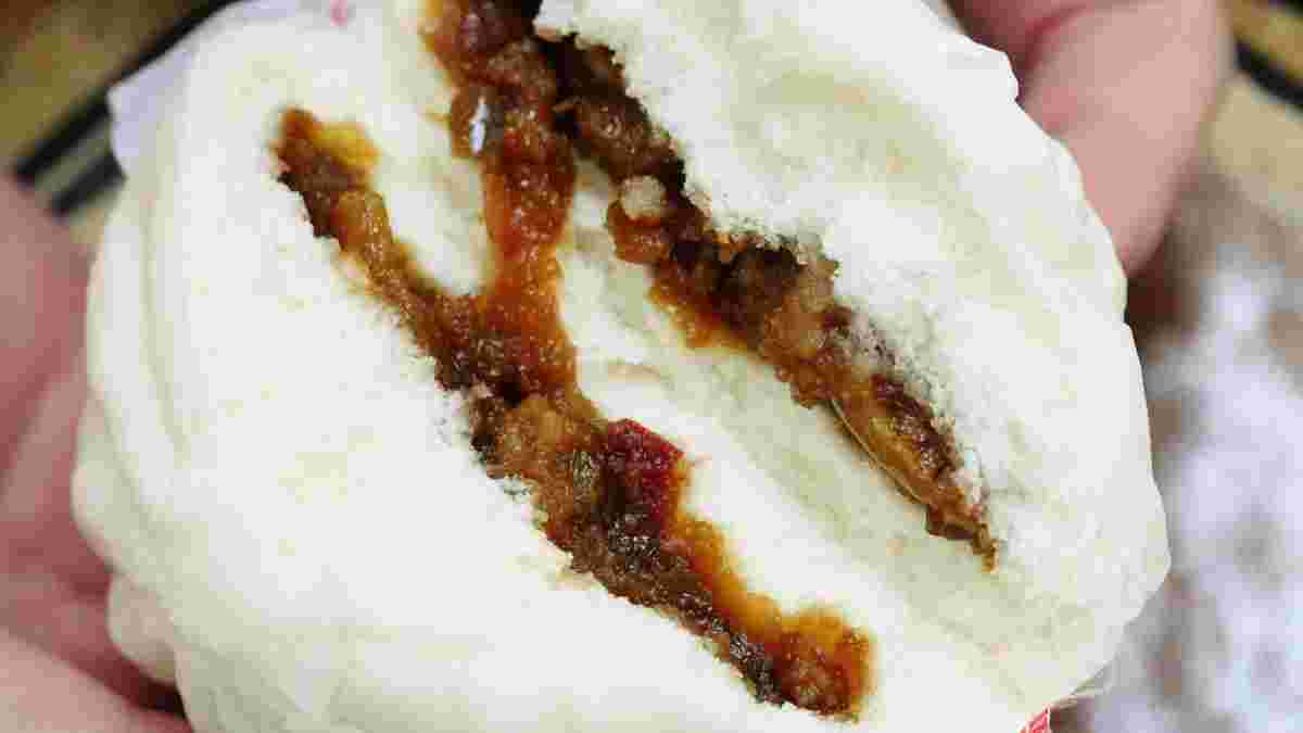 ローソンの酢豚まんを半分にしている様子