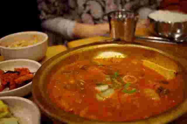 赤から鍋を食べている食卓