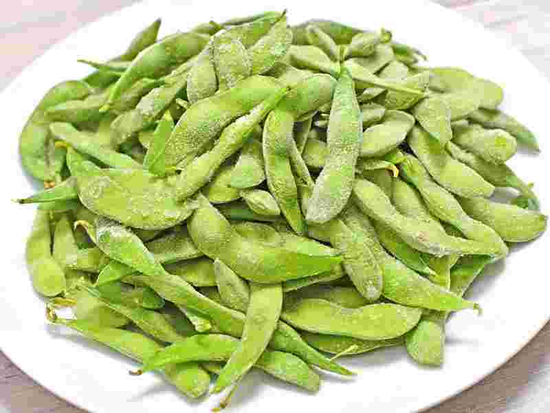 業務スーパーの枝豆をお皿に出した様子