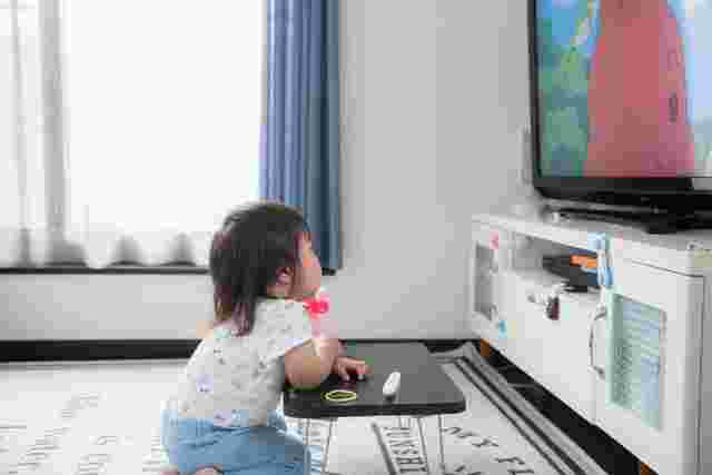 液晶テレビでアニメを見る子供