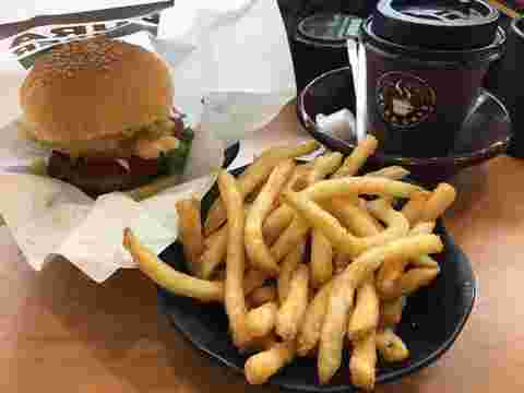 くら寿司のクラバーガーとポテトとコーヒー