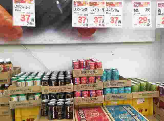 業務スーパーの缶ジュース売り場
