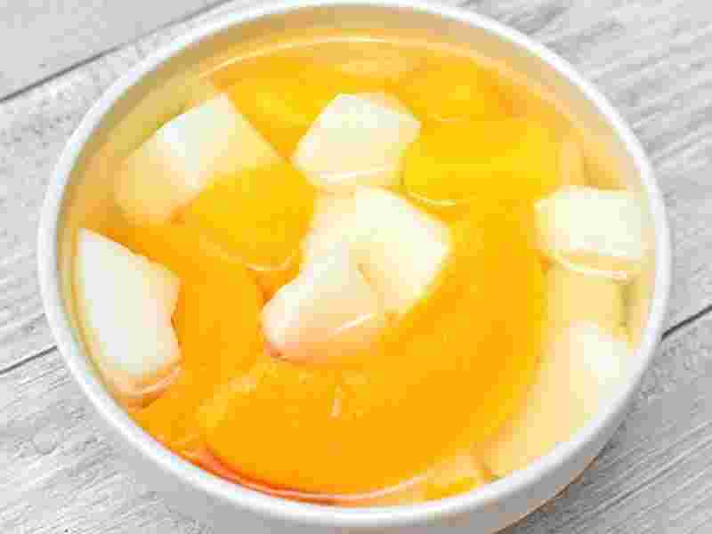 業務スーパーの杏仁豆腐と果物を合わせたスイーツ