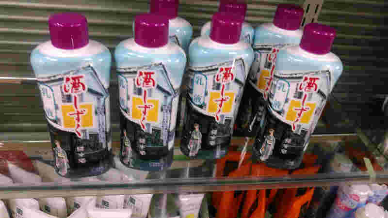 並べられた酒しずくのボトル