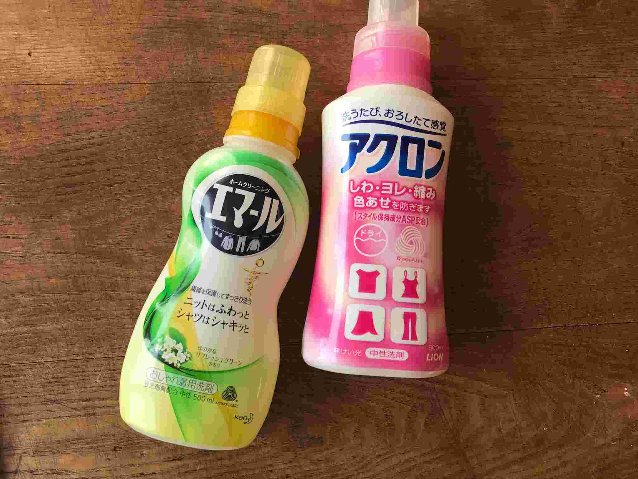 エマールとアクロンが机の上に並んでいる様子