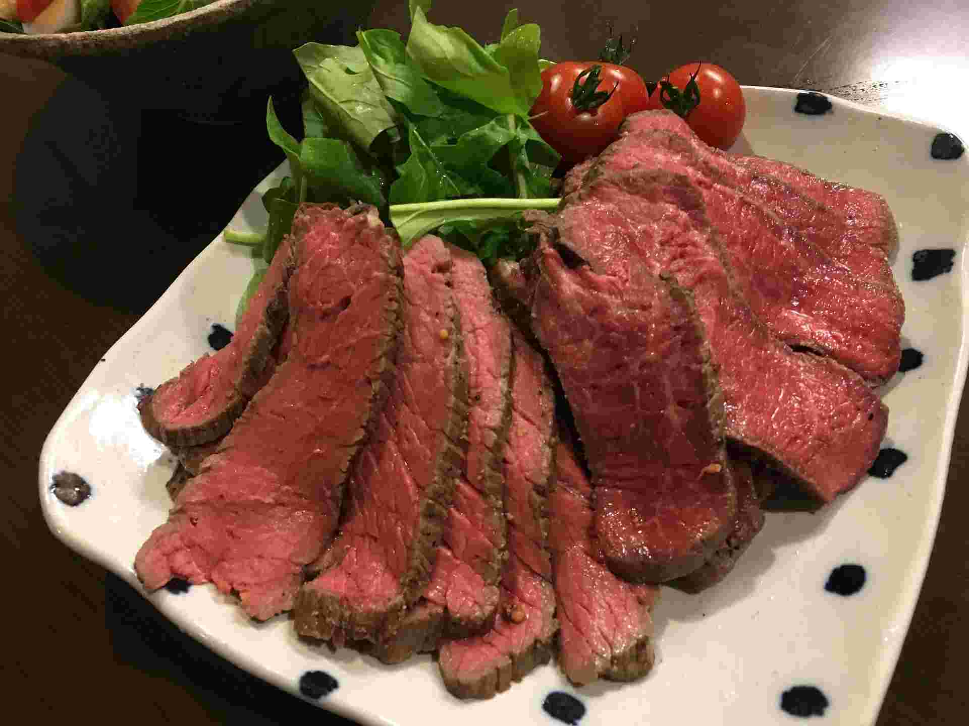 皿に盛りつけられたローストビーフ
