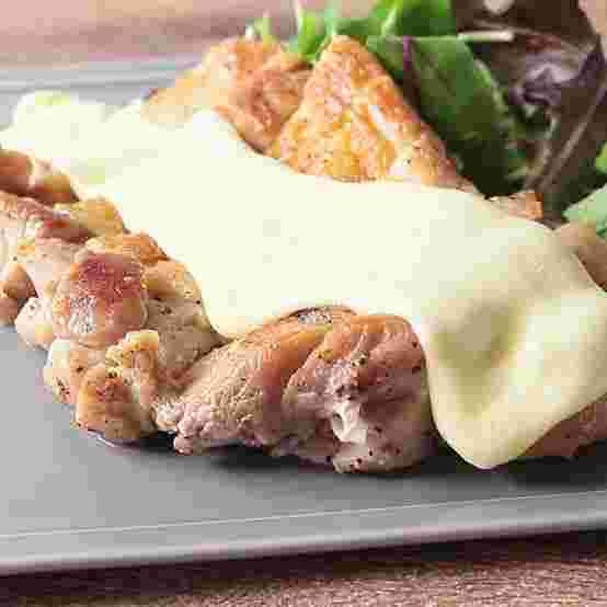 ラクレットチーズソースのチキンソテー