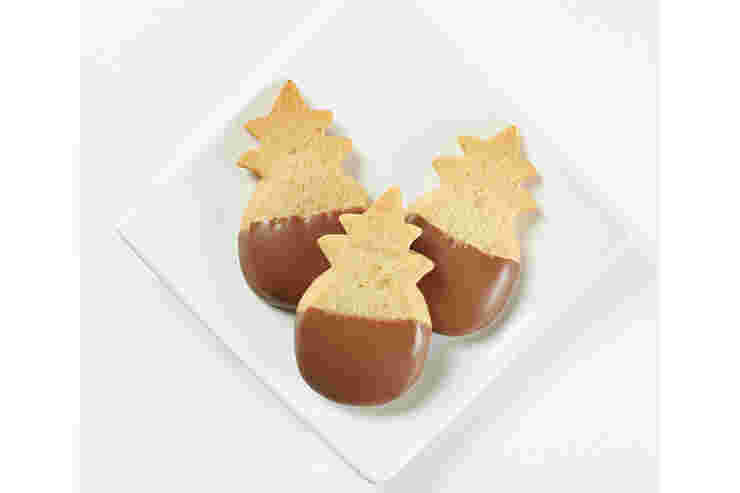 お皿に乗った三枚のホノルルクッキー