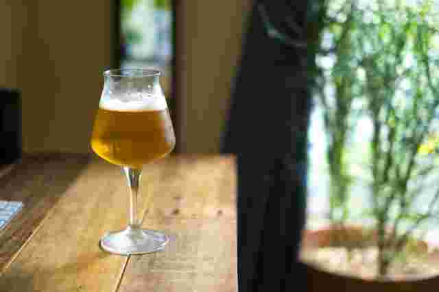 窓辺のグラスに入った台湾ビール