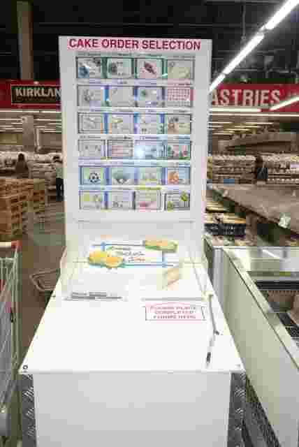 コストコ店内のハーフシートケーキ注文記入する台