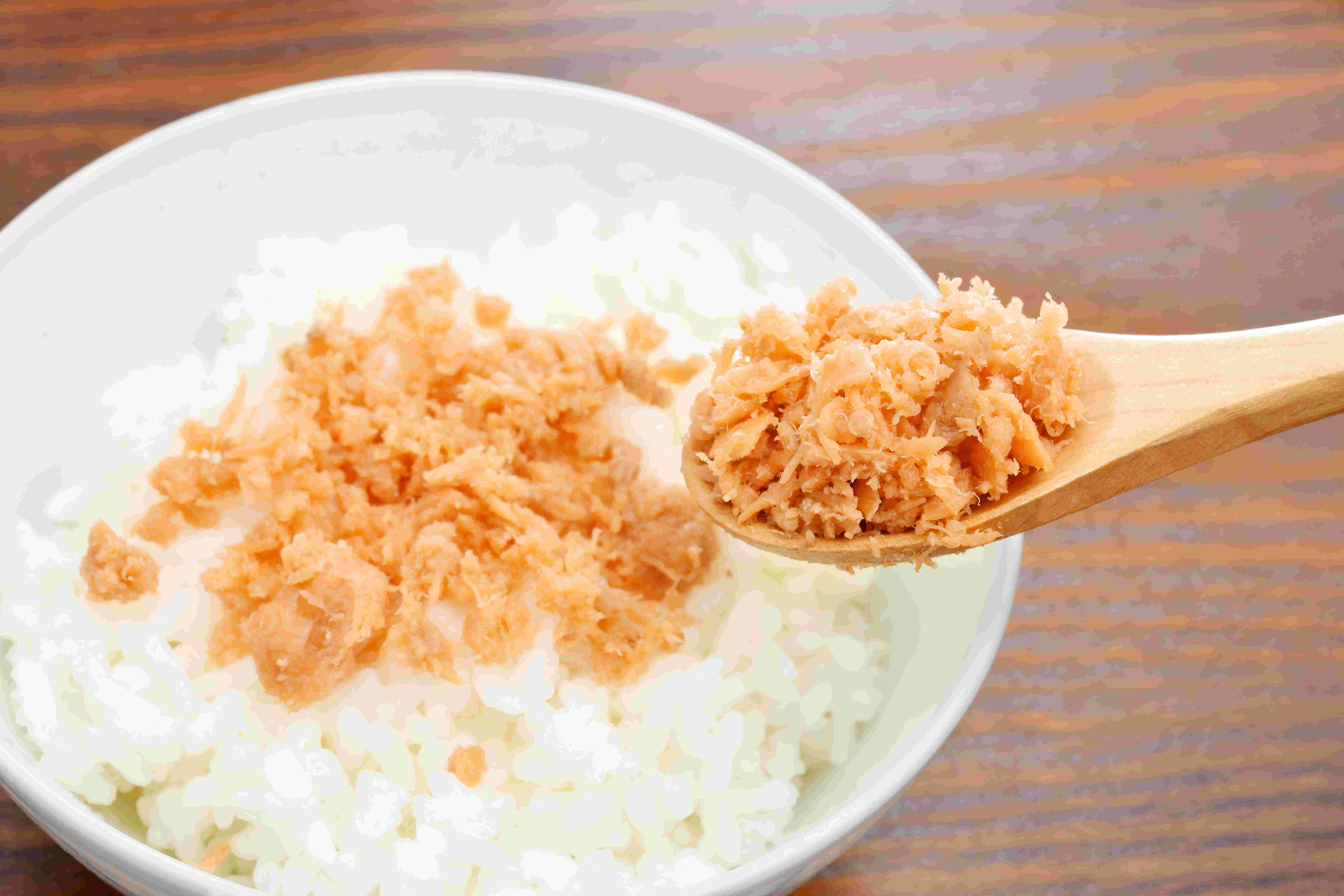 ご飯に乗せた鮭フレーク