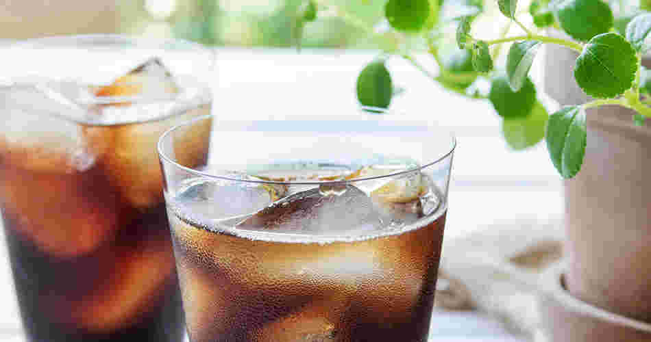 氷の入ったアイスコーヒーがコップに入っている