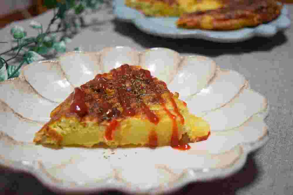 小皿に取り分けられたスパニッシュオムレツ