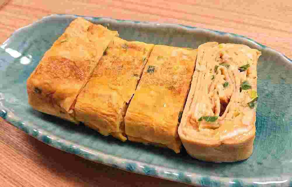 皿に盛られたネギ入り出汁巻き卵