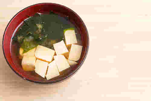 お椀に入ったワカメと豆腐の味噌汁