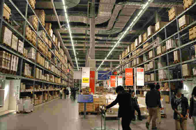 IKEA神戸1階の家具が並ぶ巨大倉庫内