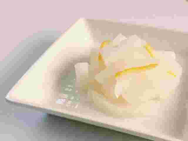 白い四角い皿に盛られた柚子大根の漬物