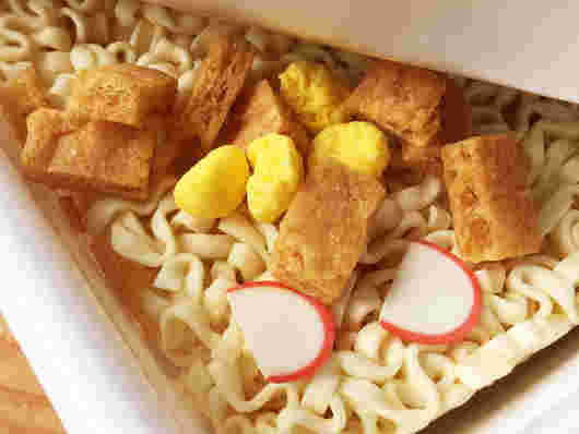 蓋を開封した赤いきつね焼うどん