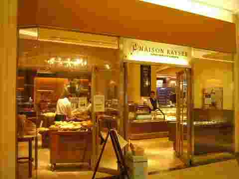 日本橋でモーニングが食べられるメゾン・カイザー・カフェ COREDO 日本橋店の外観