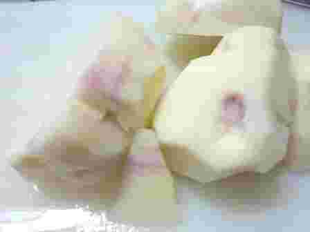 じゃがいもが赤紫に変色している