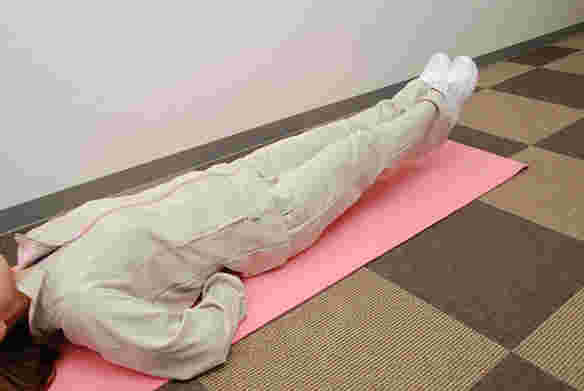 腰が浮かないよう気をつけながら足上げ腹筋する人