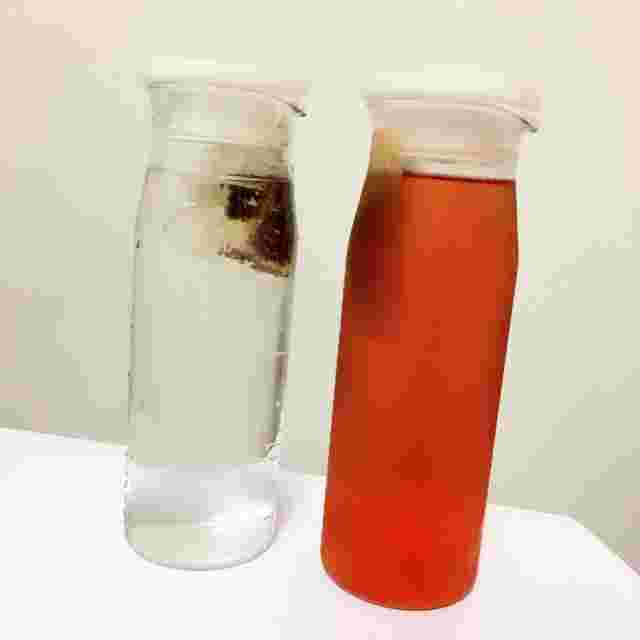 お茶用ボトルに入れたお茶とティーバックを入れた水
