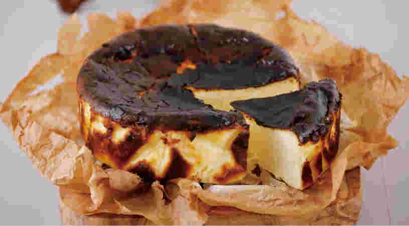 表面がよく焼かれたバスクチーズケーキ
