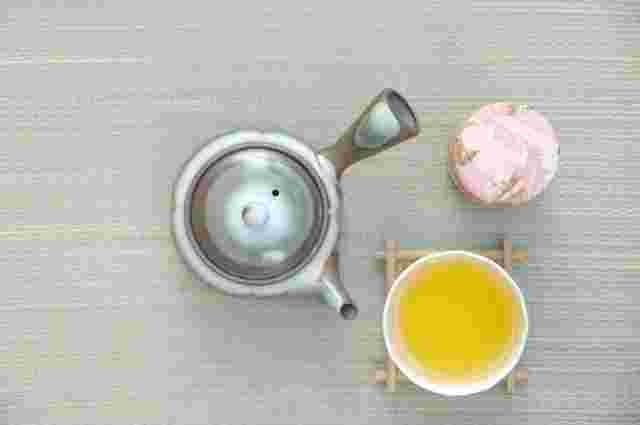 茶筒と緑茶と急須を上から見た図