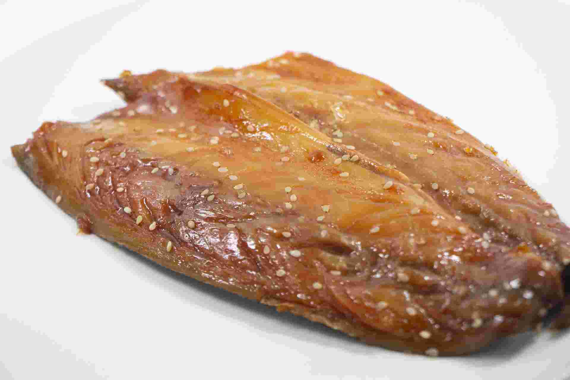 お皿にのった焼いてあるみりん干し